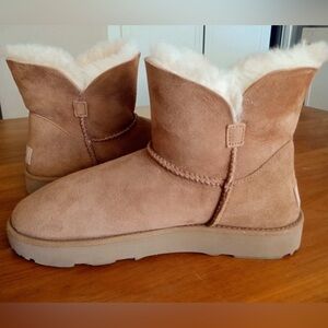 UGG Women's Classic Cuff Mini in Chestnut

Women's Size 8
